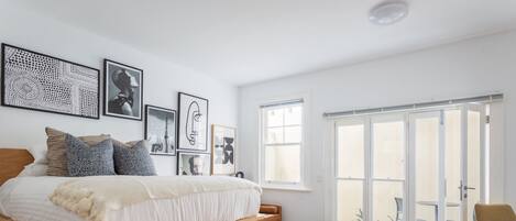 Escritorio, tabla de planchar con plancha, wifi y ropa de cama