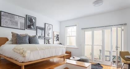 Historic Art-filled Studio Close to Transport