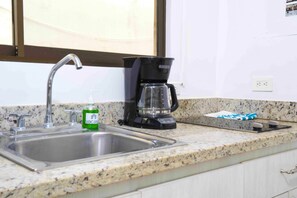 Microones, placa de cuina i cafetera i tetera