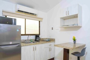 Mikrowelle, Herdplatte, Wasserkocher mit Kaffee-/Teezubehör