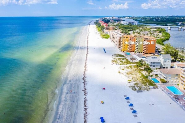 On the beach - 180 degree direct Beachfront view - Can't get closer to the beach! (Indian Shores)