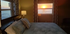 2 bedrooms, iron/ironing board, free WiFi, bed sheets - 180 degree direct Beachfront view - Can't get closer to the beach! (Indian Shores)