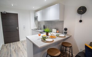 Full-sized fridge, microwave, oven, stovetop - Kelham Gate Luxe Apartments (Sheffield)