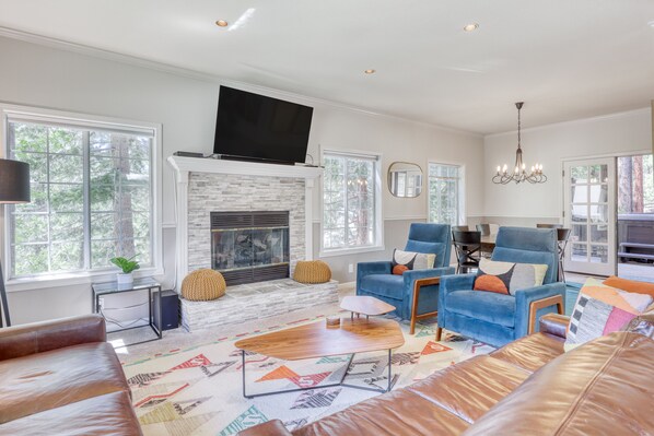 Fernseher, Kamin, Bücher