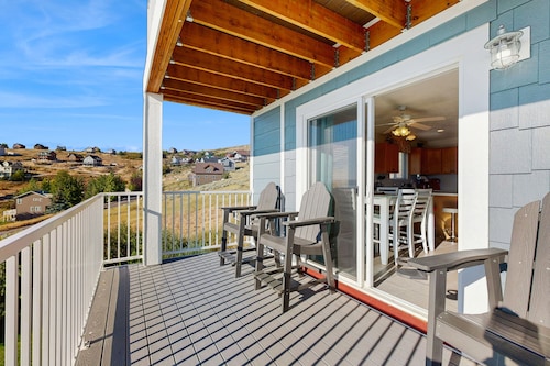 Lake View Townhouse with Shared Hot Tub and Pool, WiFi, and Central AC