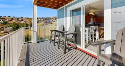 Lake View Townhouse with Shared Hot Tub and Pool, WiFi, and Central AC