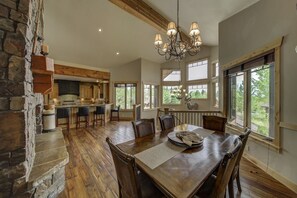 Dining - Bear Discovery - Spectacular - Tamarack - 5BR - ski in ski out - hot tub (Donnelly)
