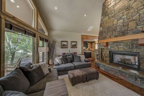Smart TV, fireplace, DVD player, books - Bear Discovery - Spectacular - Tamarack - 5BR - ski in ski out - hot tub (Donnelly)
