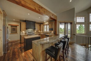 Fridge, microwave, oven, stovetop - Bear Discovery - Spectacular - Tamarack - 5BR - ski in ski out - hot tub (Donnelly)