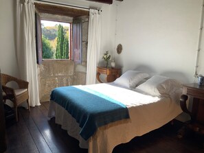 6 Schlafzimmer, Schreibtisch, Bügeleisen/Bügelbrett, Reisekinderbett