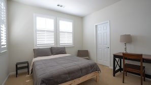 3 habitaciones, escritorio y tabla de planchar con plancha 