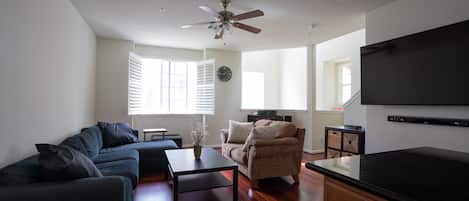 智能电视、书、立体声音响