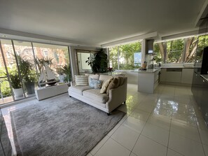 Smart TV - Stylish Harbourside Apartment in Elizabeth Bay (Elizabeth Bay)