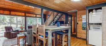 Charming cabin w/ large deck, bikes, & SHARC passes for pool/hot tub access