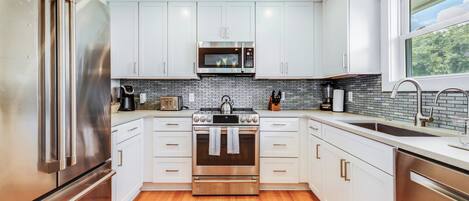 Réfrigérateur, four à micro-ondes, un four, surface de cuisson