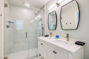Combined shower/tub, hair dryer, towels