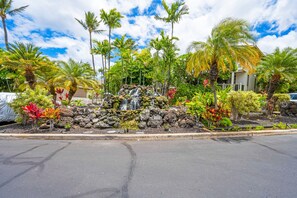 Property grounds - Golf course-front condo with outdoor pool, hot tub, central AC, & free WiFi (Wailea)