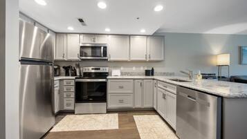 Frigorífico, microondas, horno y placa de cocina