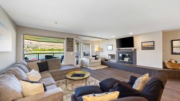 Televisión, reproductor de DVD, libros, estéreo