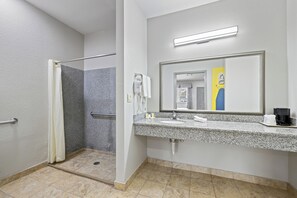 Quarto, 2 camas Queen, acessível, para não fumantes (Mobility, Roll-in Shower) | Banheiro | Chuveiro/banheira combinados, secador de cabelo, toalhas de banho