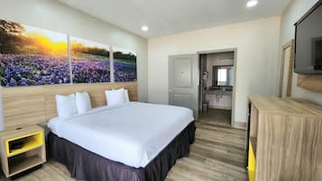 Chambre, 1 très grand lit, accessible aux personnes à mobilité réduite (Mobility, Roll-in Shower) | Fer et planche à repasser, Wi-Fi gratuit, draps fournis