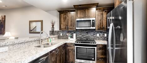 ثلاجة، ميكروويف، فرن، موقد طهي مسطح