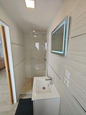 Shower, hair dryer, towels, toilet paper - Pretty studio with terrace between sea and forest (Port-de-Bouc)