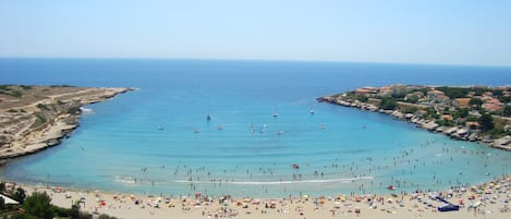 Una spiaggia nelle vicinanze