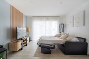 1 bedroom, iron/ironing board, travel crib, free WiFi - Pretty studio with terrace between sea and forest (Port-de-Bouc)