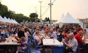 Outdoor dining - Pretty studio with terrace between sea and forest (Port-de-Bouc)