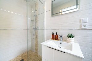 Dusche, Haartrockner, Handtücher, Toilettenpapier