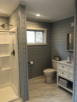 Shower, hair dryer, towels, soap - Cabin in the woods with a hot tub (Clyde)