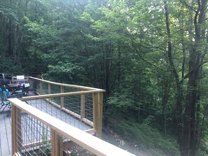 Outdoor dining - Cabin in the woods with a hot tub (Clyde)