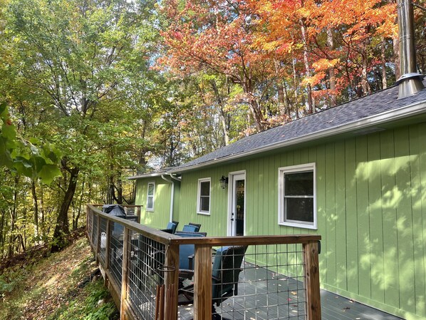 Terrace/patio - Cabin in the woods with a hot tub (Clyde)