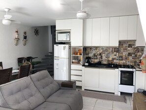 TV, biblioteca musical, aparelho de som