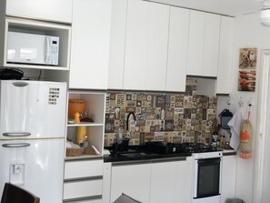 Geladeira, micro-ondas, fogão, cooktop