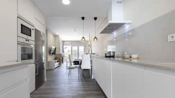 Een koelkast, een magnetron, een oven, een vaatwasser