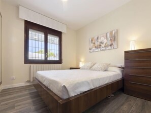 2 slaapkamers, een bureau, een strijkplank/strijkijzer, wifi