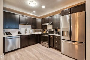 Køleskab, mikrobølgeovn, ovn, kogeplade