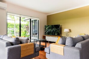 TV - Lush Tropical Retreat-4 Bedroom Home Heated Pool, Kingbed, Netflix, Aircons, Dog (Peregian Springs)