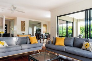 TV - Lush Tropical Retreat-4 Bedroom Home Heated Pool, Kingbed, Netflix, Aircons, Dog (Peregian Springs)
