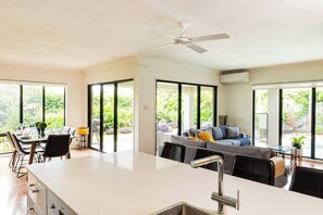 Interior - Lush Tropical Retreat Heated Pool King Bed Netflix (Peregian Springs)