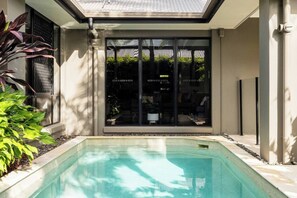 Outdoor pool, a heated pool - Lush Tropical Retreat Heated Pool King Bed Netflix (Peregian Springs)