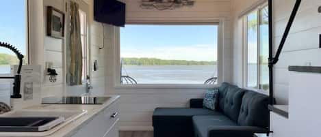 ثلاجة، ميكروويف، موقد طهي مسطح، ماكينة لصنع القهوة/الشاي