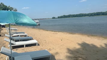 靠近海滩、沙滩椅