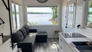 KylskÄp, mikrovÄgsugn, spishÀll och kaffe- och tebryggare