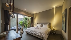 Une chambre avec un grand lit, une table à manger et une chaise.