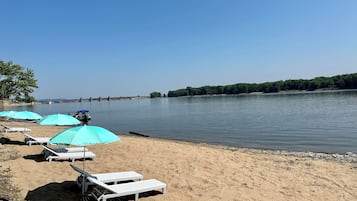 Nära stranden och solstolar