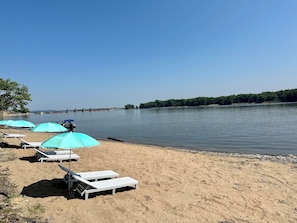 Plage à proximité, chaises longues