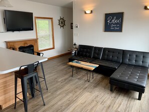 Smart TV, chimenea y estéreo 